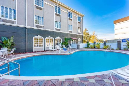 La Quinta Inn & Suites by Wyndham St. Augustine - image 3