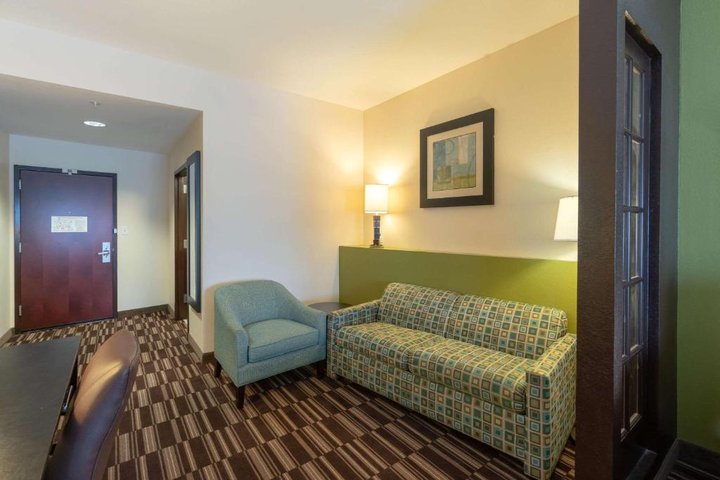 Comfort Suites Lake City - image 4