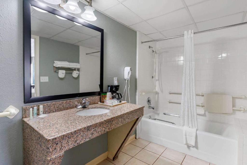 Quality Inn Bradenton North I-75 - image 2