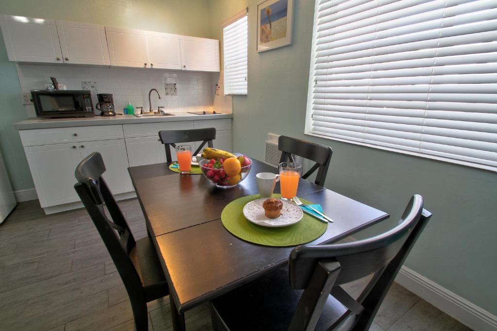 Hollywood Beachside Boutique Suite - image 2