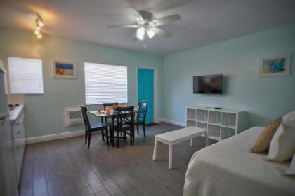 Hollywood Beachside Boutique Suite - image 3