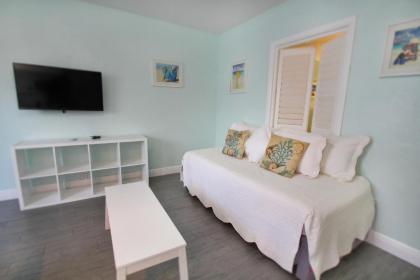 Hollywood Beachside Boutique Suite - image 4