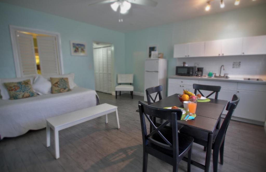 Hollywood Beachside Boutique Suite - image 5