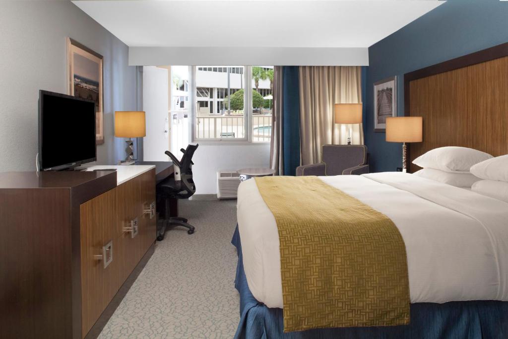 DoubleTree by Hilton Hotel Jacksonville Airport - image 2