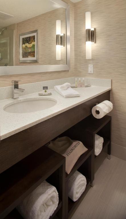 DoubleTree by Hilton Hotel Jacksonville Airport - image 3