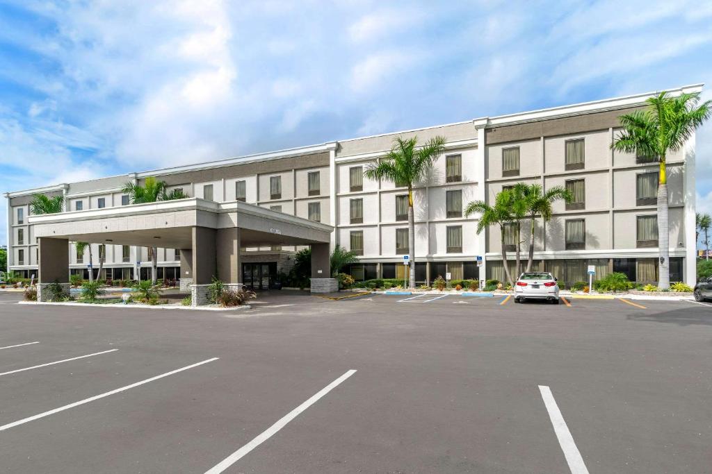 Comfort Inn & Suites Clearwater - St Petersburg Carillon Park - main image