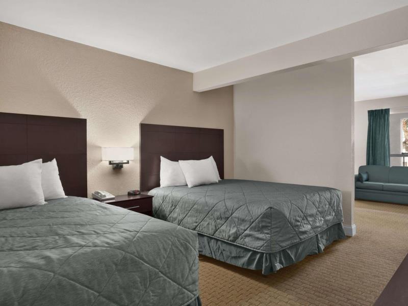 Econo Lodge Inn & Suites - image 2