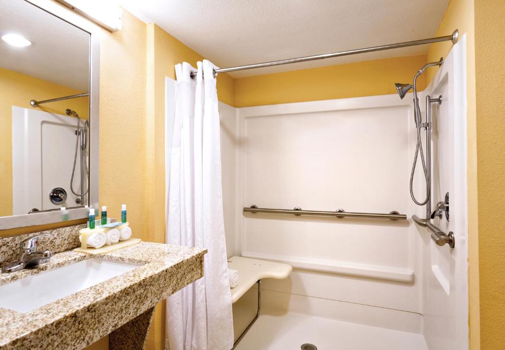 Holiday Inn Express & Suites Oceanfront Daytona Beach Shores an IHG Hotel - image 3