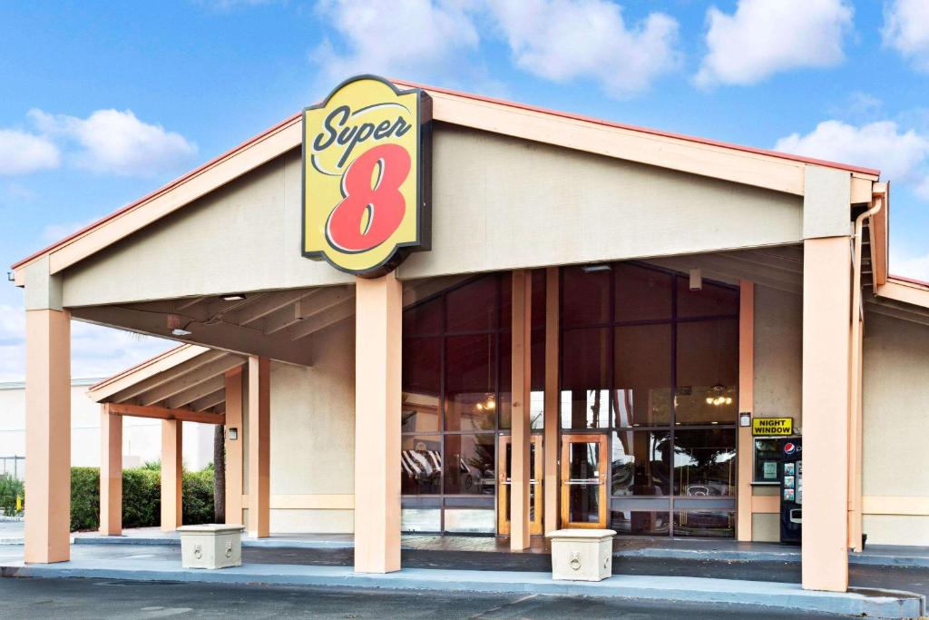 Super 8 by Wyndham Kissimmee/Maingate/Orlando Area - main image