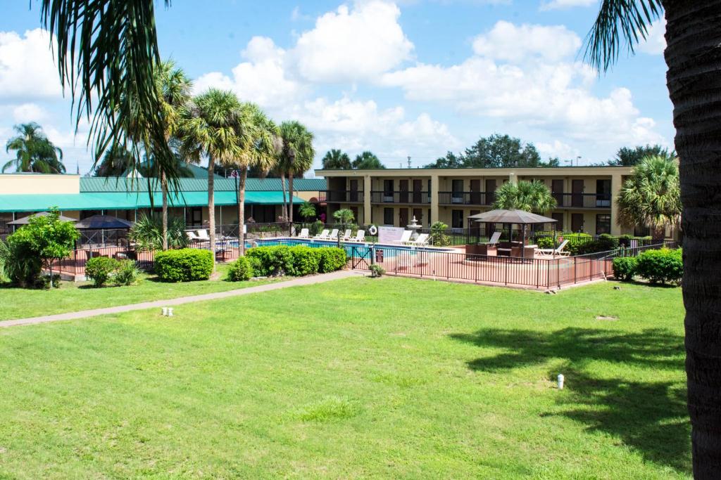 Winter Haven Gardens Inn - image 2