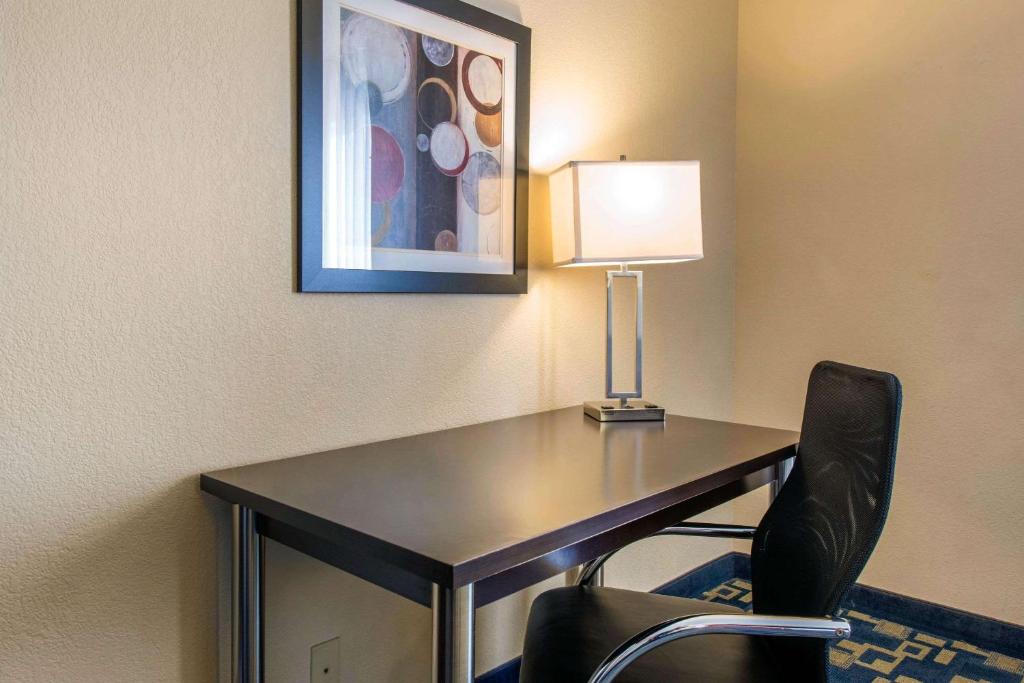 Comfort Inn & Suites Near Universal Orlando Resort-Convention Ctr - image 3