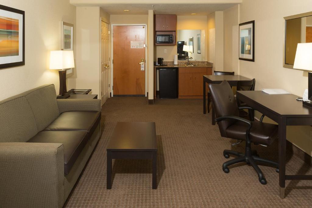 Holiday Inn Express Hotel & Suites Jacksonville Airport an IHG Hotel - image 5