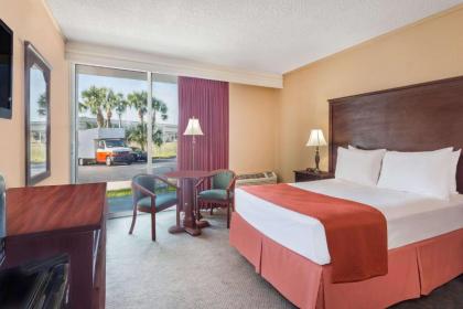 Travelodge by Wyndham Lakeland - image 2