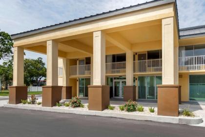 Quality Inn Saint Petersburg North-Tampa Bay - image 3