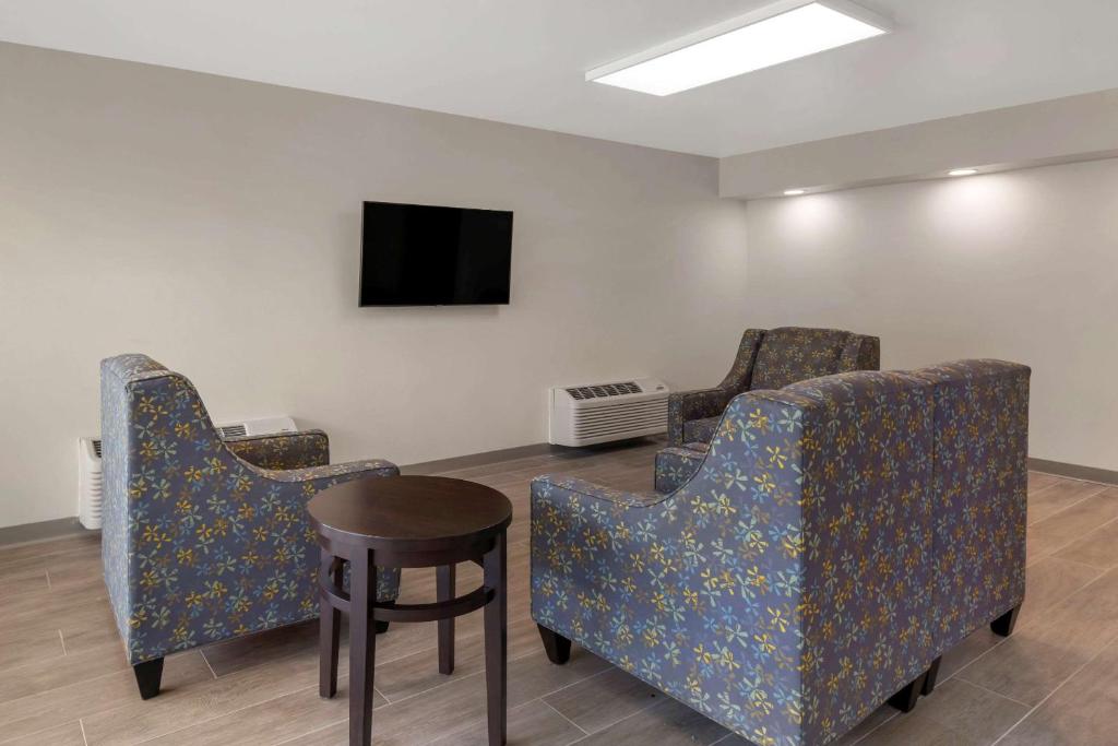 Quality Inn Saint Petersburg North-Tampa Bay - image 5