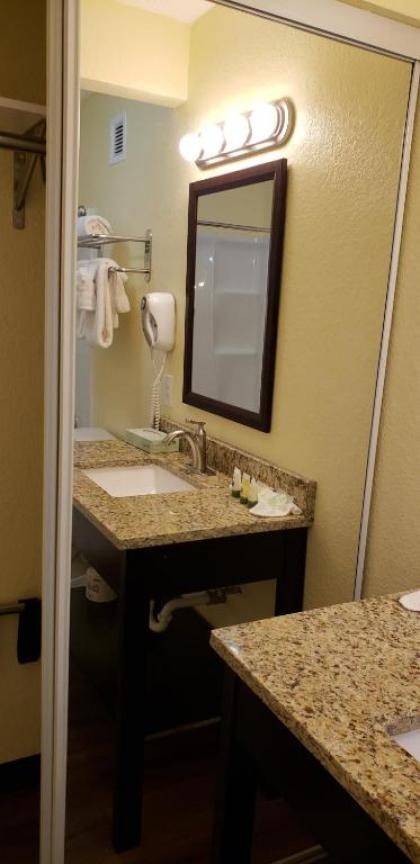 Clearwater Beach Hotel - image 5