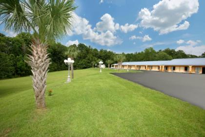 Regency Inn and Suites Defuniak Springs - image 2