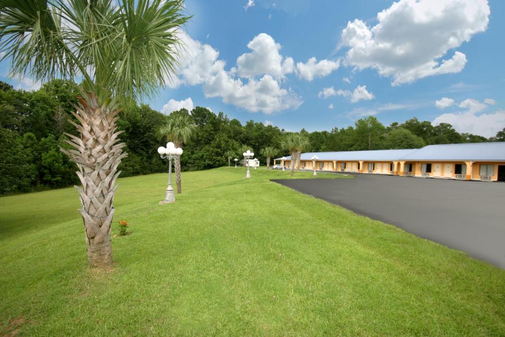 Regency Inn and Suites Defuniak Springs - image 2