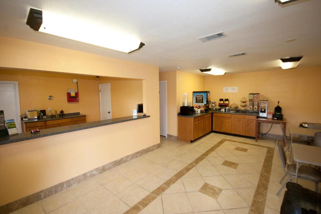 Regency Inn and Suites Defuniak Springs - image 4