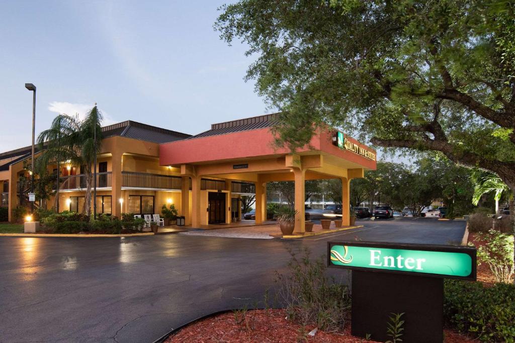 Quality Inn & Suites St. Petersburg – Clearwater Airport Recently Renovated - image 4