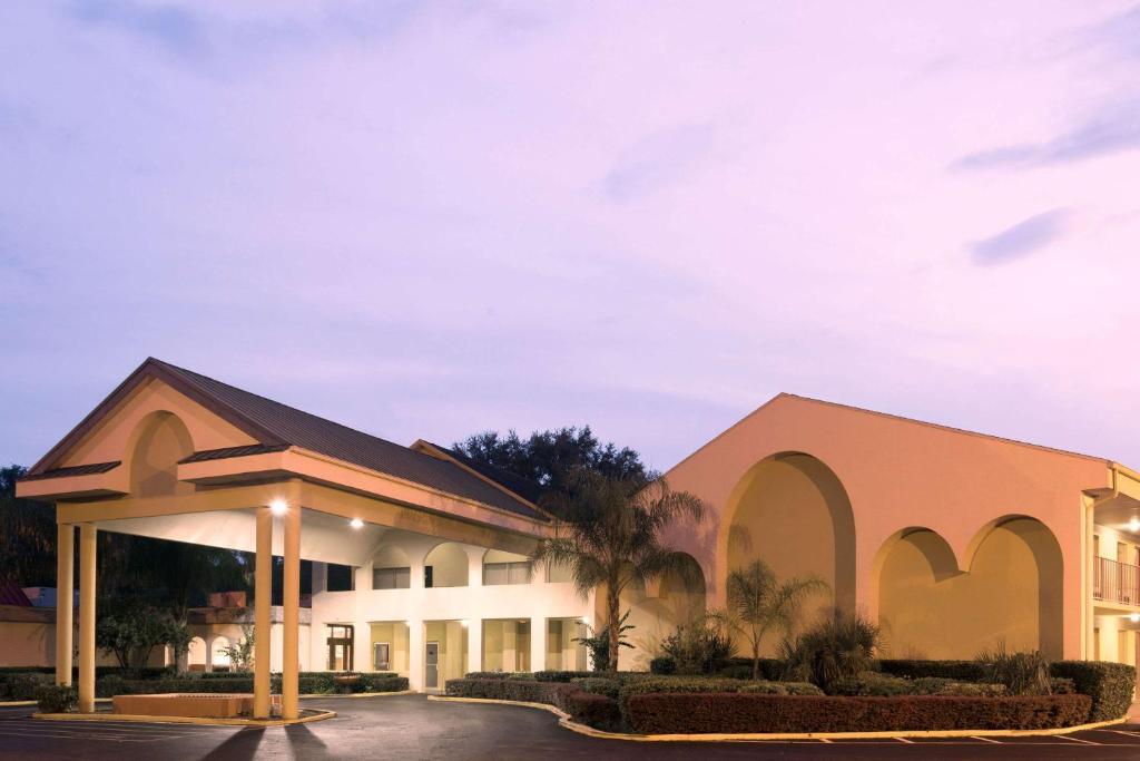 Days Inn by Wyndham Crystal River - image 4