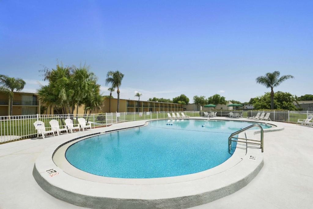 Howard Johnson by Wyndham Winter Haven FL - image 4