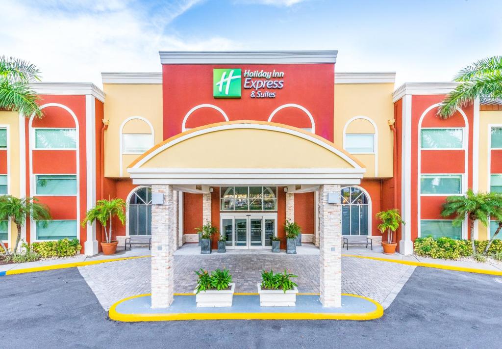 Holiday Inn Express Hotel & Suites Bradenton West an IHG Hotel - main image