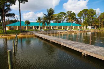 Lake Grassy Inn  Suites Florida