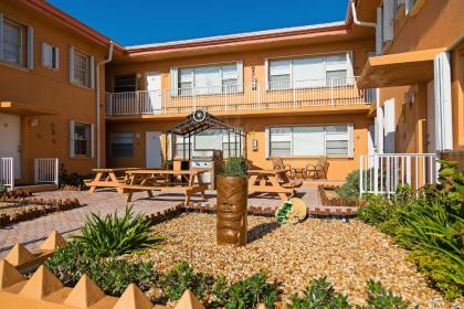 Riptide Oceanfront Hotel - image 4