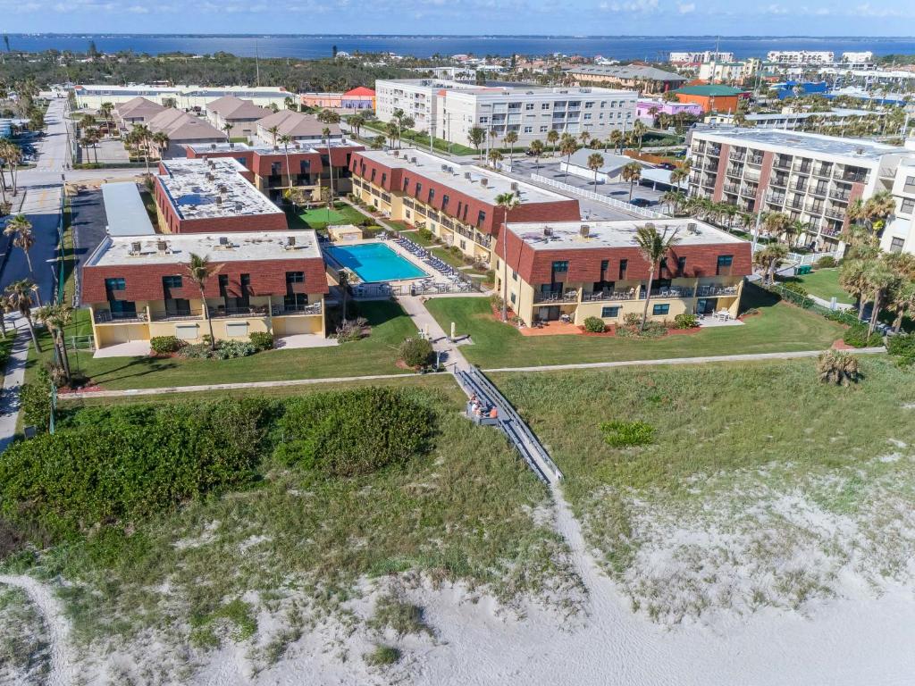 Cocoa Beach Club - main image