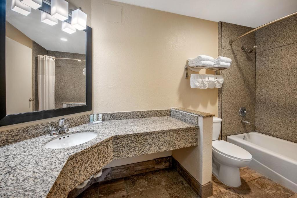 Quality Inn & Suites - Jacksonville - image 4