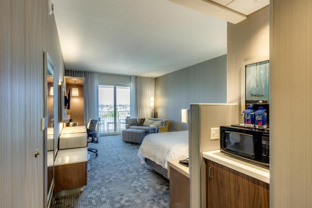 Courtyard by Marriott St. Petersburg Clearwater/Madeira Beach - image 3