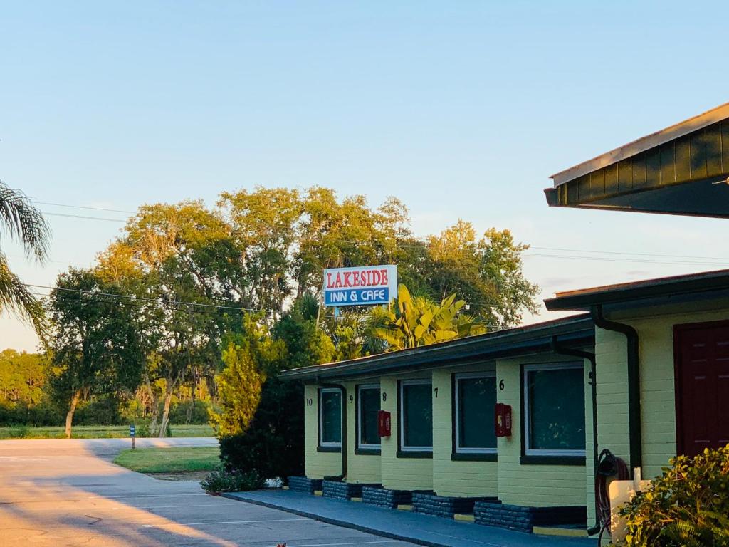 Lakeside Inn and Cafe - main image