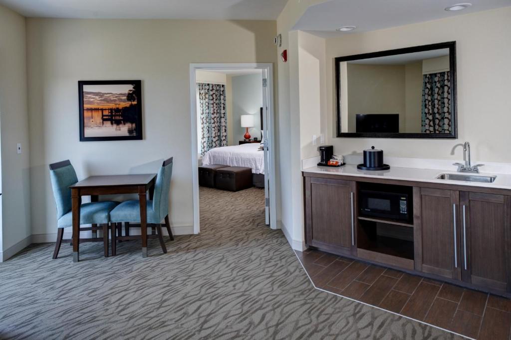 Hampton Inn and Suites by Hilton Vero Beach-Downtown - image 5