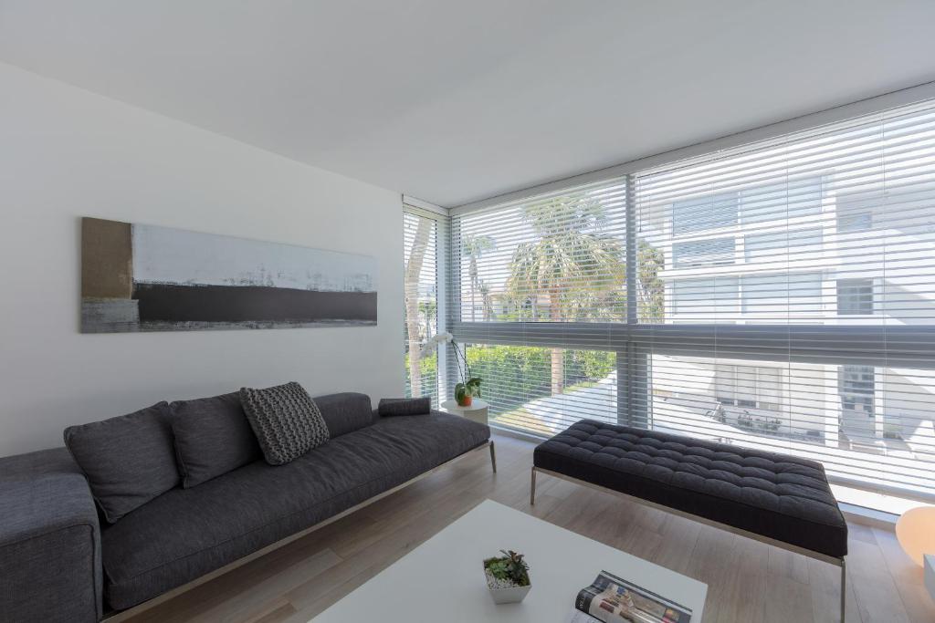 Beach Haus Key Biscayne Contemporary Apartments - image 4