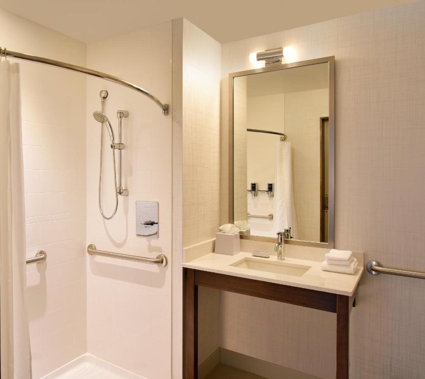 Four Points by Sheraton Coral Gables - image 4