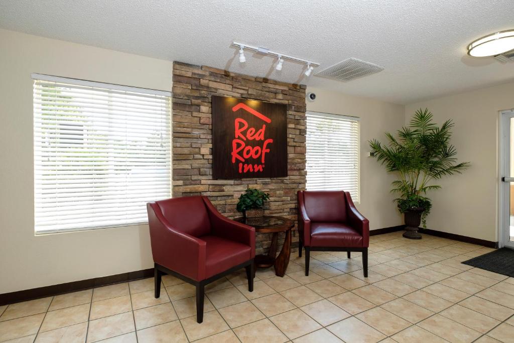 Red Roof Inn Defuniak Springs - image 2