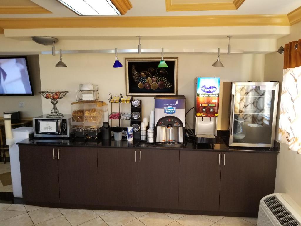 Americas Best Value Inn Fort Myers - image 3