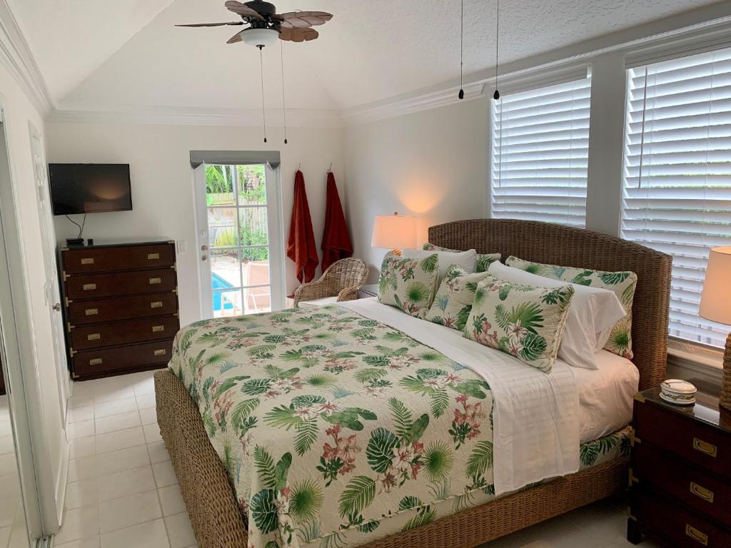 Nini's Cottage 4bd-3ba - Private Pool - Parking - image 4