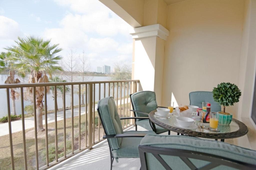 Modern Vacation apartment with a lake view at Vista Cay Resort 93169 - image 3