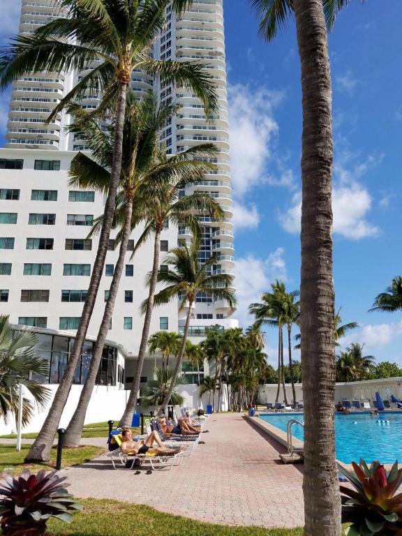 Miami Beach Suncoast Apartment I - Balcony Front Beach - main image