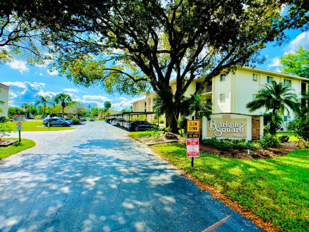 Elegant 1 Bedroom Condo With Swimming Pool Gym Access All Included In Convenient Fort Myers Location Near Golf Courses and Sanibel Island - main image