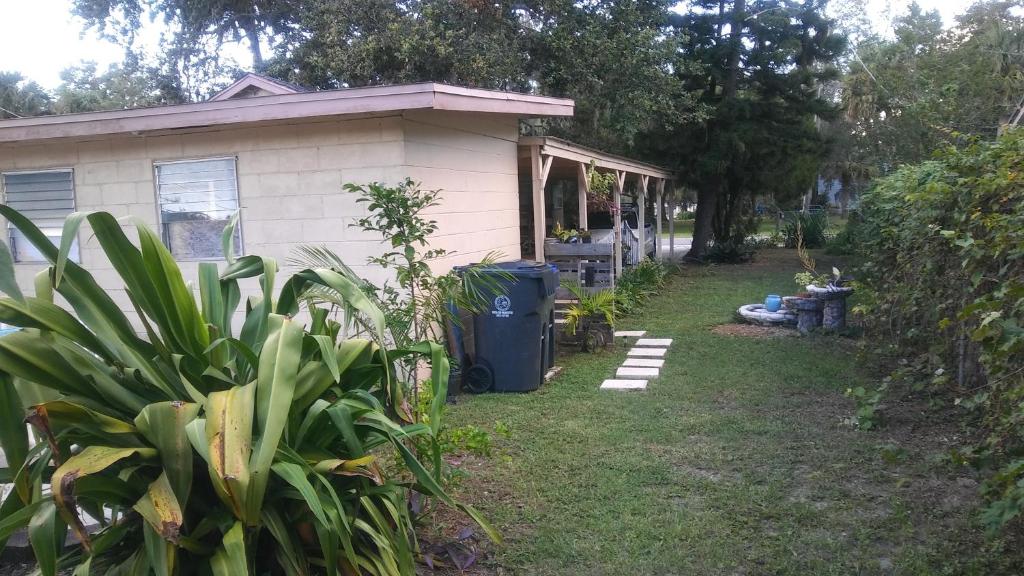 1 Beige Cozy Bungalow and 1 White Cozy Efficiency Cottage in Titusville - image 2