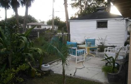 1 Beige Cozy Bungalow and 1 White Cozy Efficiency Cottage in Titusville - image 4