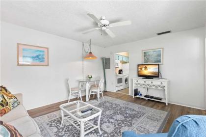 Madeira Beach Yacht Club 151H 1 Bedroom Heated Pool Spa WiFi Sleeps 4 - image 4