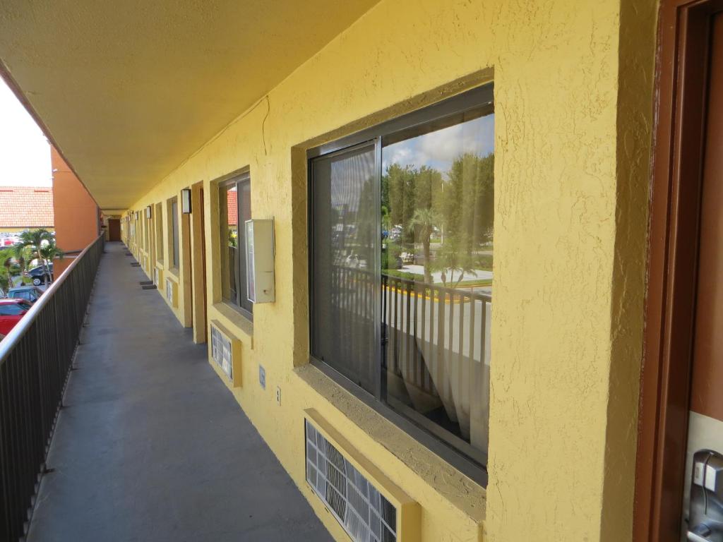 Budget Inn Of Orlando - image 5