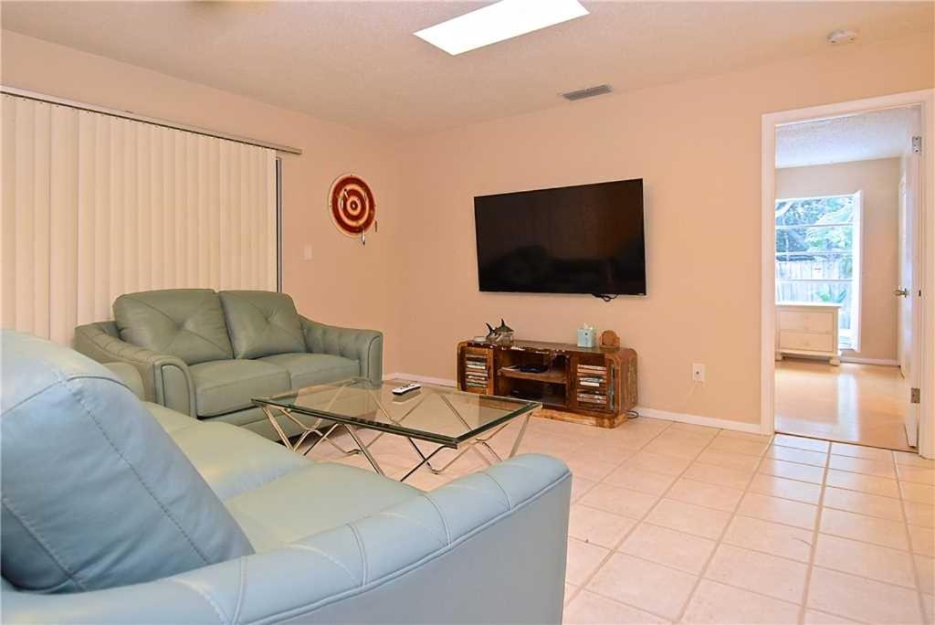 Crescent Street 1138 B Walk to the beach Pool 1 Bedroom Pet Friendly - image 3