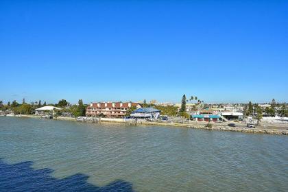 Land's End #405 building 4 - Bay Front