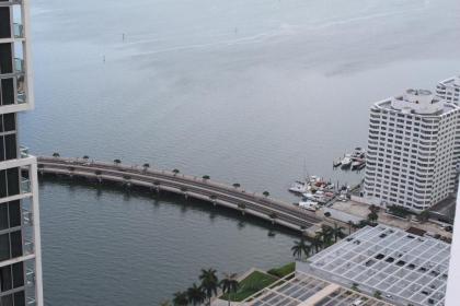 LUXURY 5-STAR CONDO @47TH floor in Icon Brickell ! - image 4