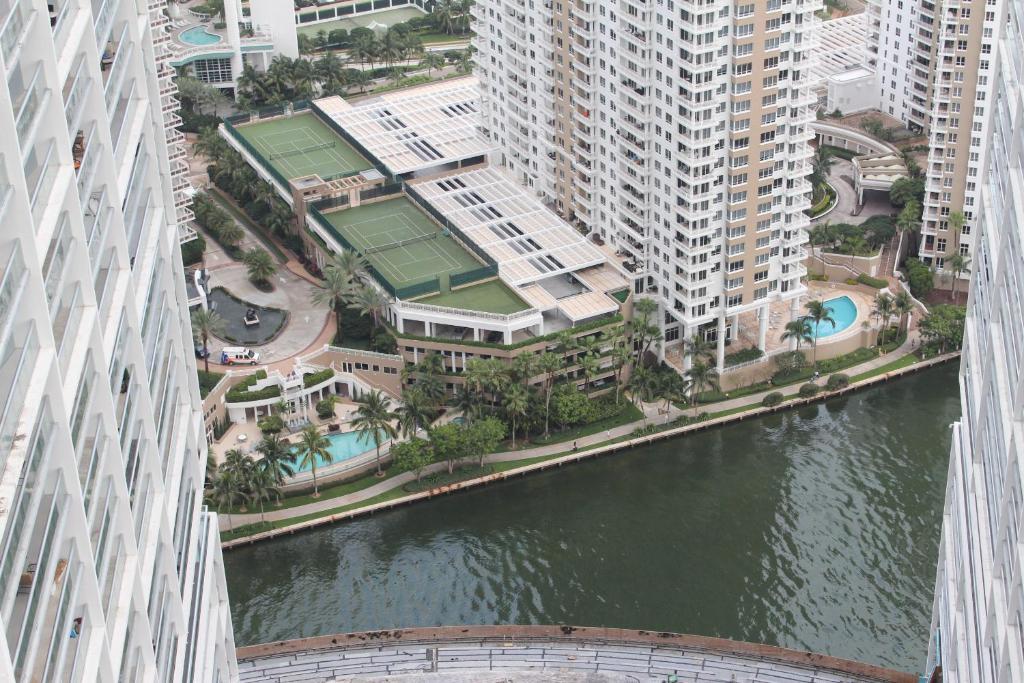 LUXURY 5-STAR CONDO @47TH floor in Icon Brickell ! - image 5